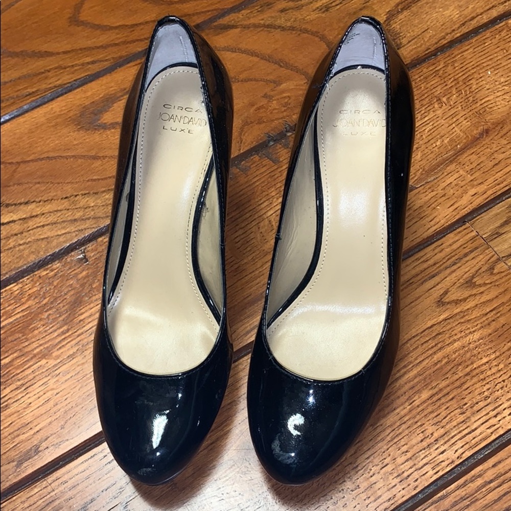 Black pumps